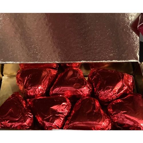 Photo de: Ballotin rouge de chocolat assortiment coeurs 250gr